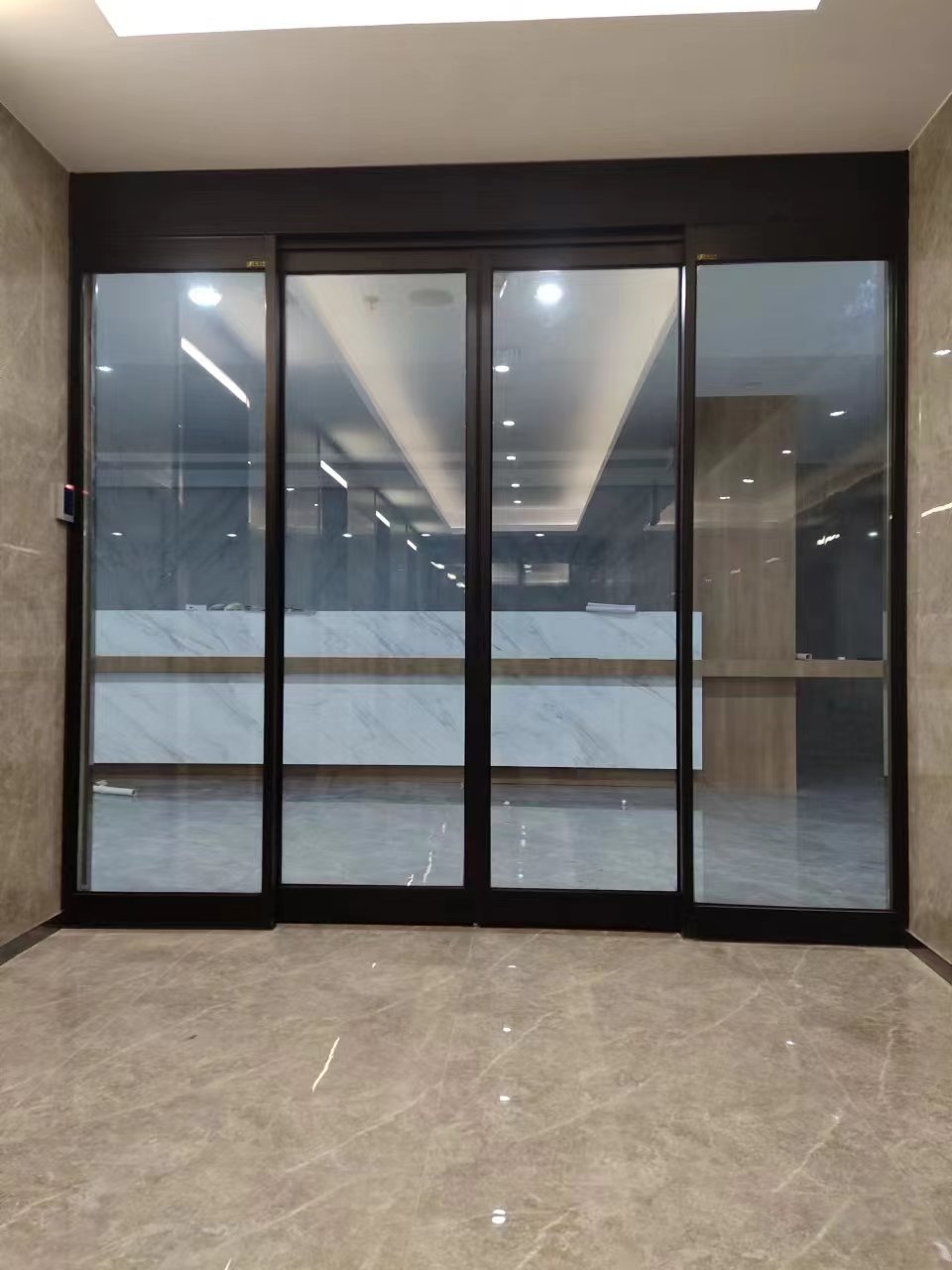 仪征市玻璃伸缩门