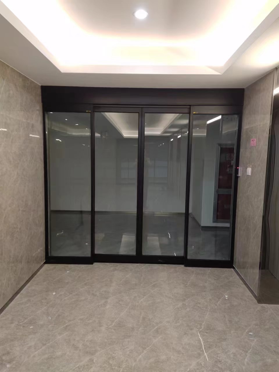 仪征市玻璃伸缩门