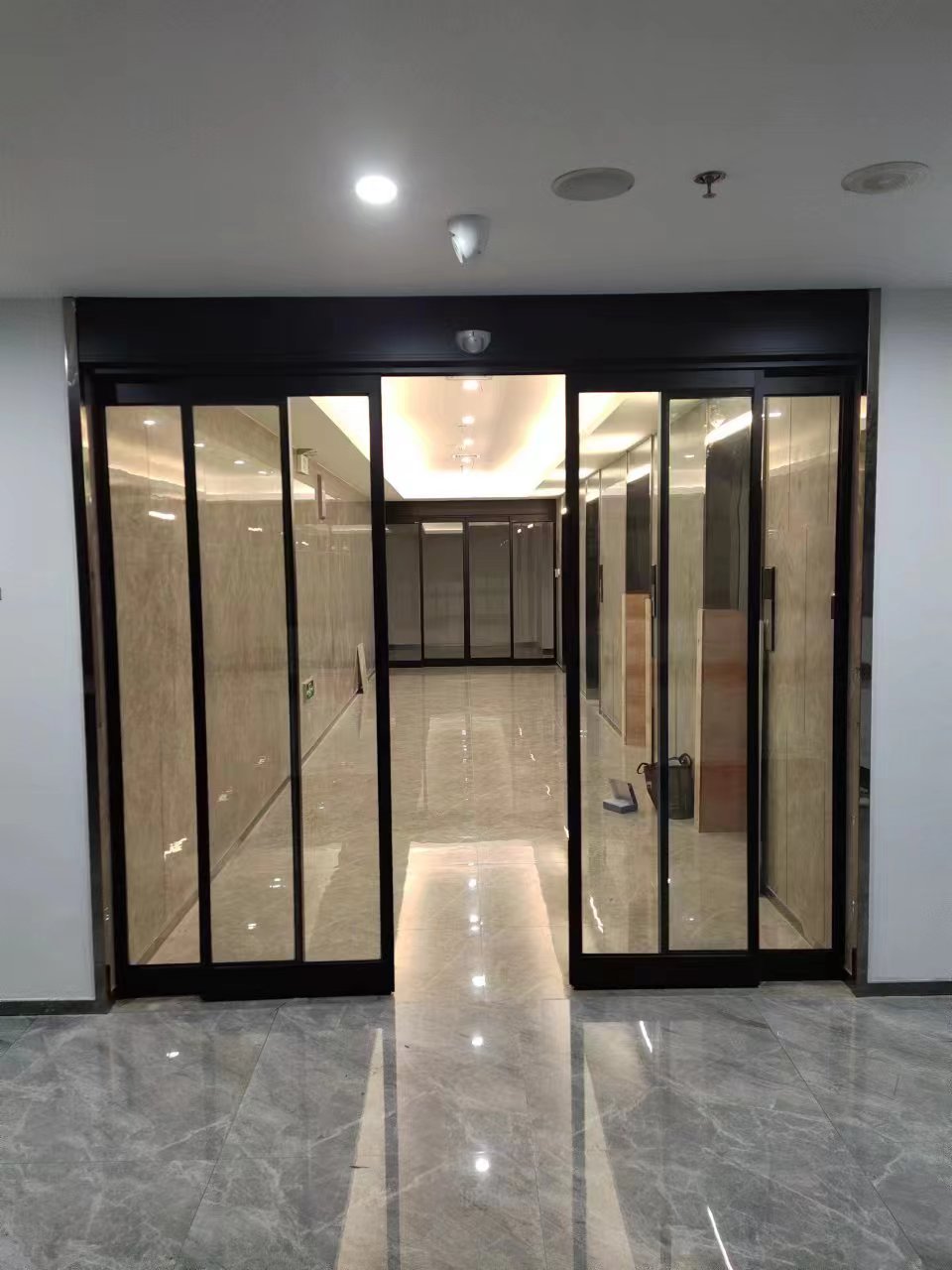 仪征市玻璃伸缩门